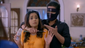 Read more about the article Sanju puts knife on Prachi’s throat – Kumkum Bhagya 13 August 2020 Episode Written