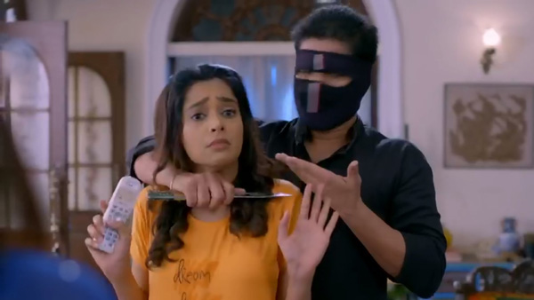 Sanju puts knife on Prachi’s throat – Kumkum Bhagya 13 August 2020 Episode Written