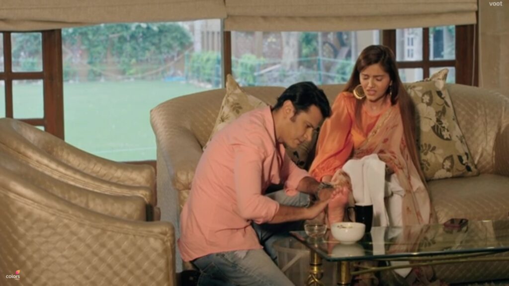 Shakti Astitva Ke Ehsaas Ki Episode 24 April 2021 Written – Harman takes care of Soumya’s feet