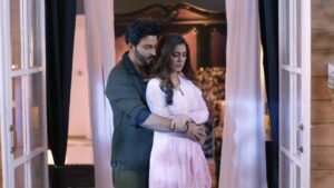 Read more about the article Kundali Bhagya 25 Sept 2021 Written Updates – Preeta treats Karan’s wounds and gets romantic
