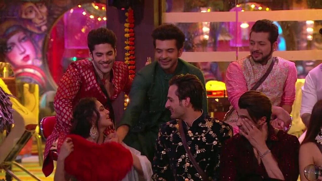 Bigg Boss 15 Weekend Ka Vaar 31 October 2021 Written Updates – Karan gives heart to Tejasswi, Akasa gets evicted