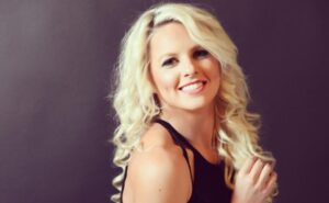 Read more about the article WWE Female Superstar Candice LeRae Hot Pics, Wiki, Age, Bio, Real Name, Husband, Body Stats