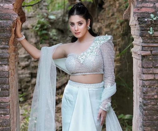 Isha Malviya looking sexy in short clothes photo