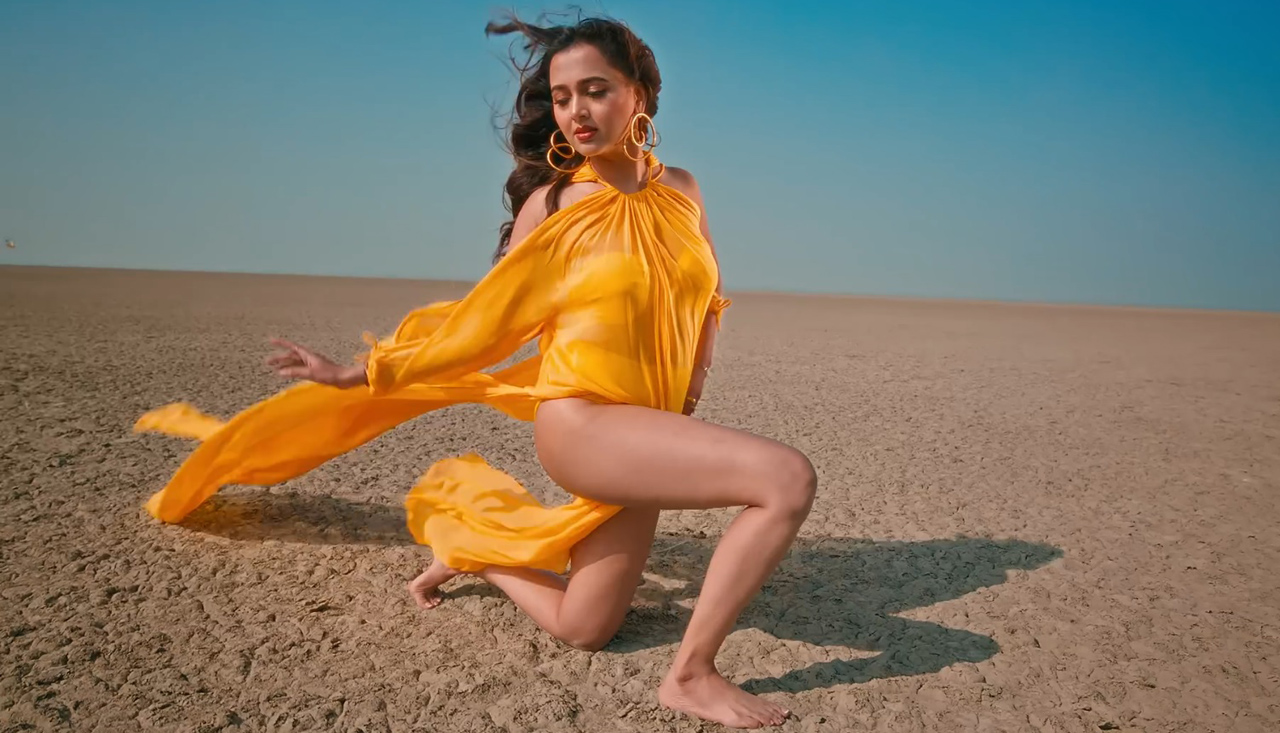 Photo of Tejasswi Prakash showing her thicc thighs in Aidan Na Nach music video
