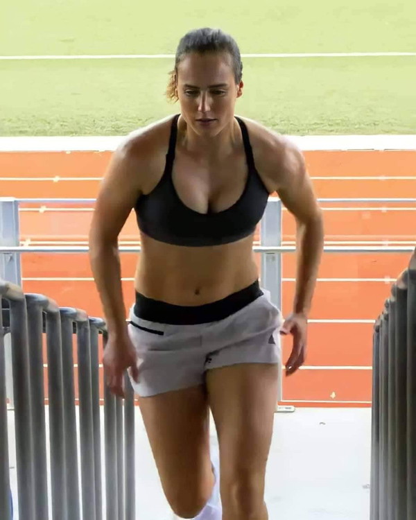 Ellyse Perry looking sexy while sweating in bra