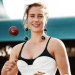 Ellyse Perry Hottest showing her cleavage