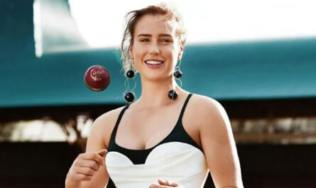 Ellyse Perry Hottest showing her cleavage