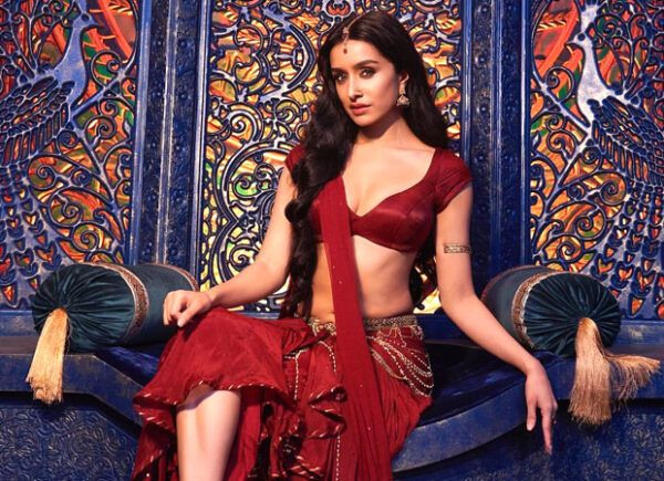 Shraddha Kapoor showing hot cleavage as Thumkeshwari in Bhediya movie
