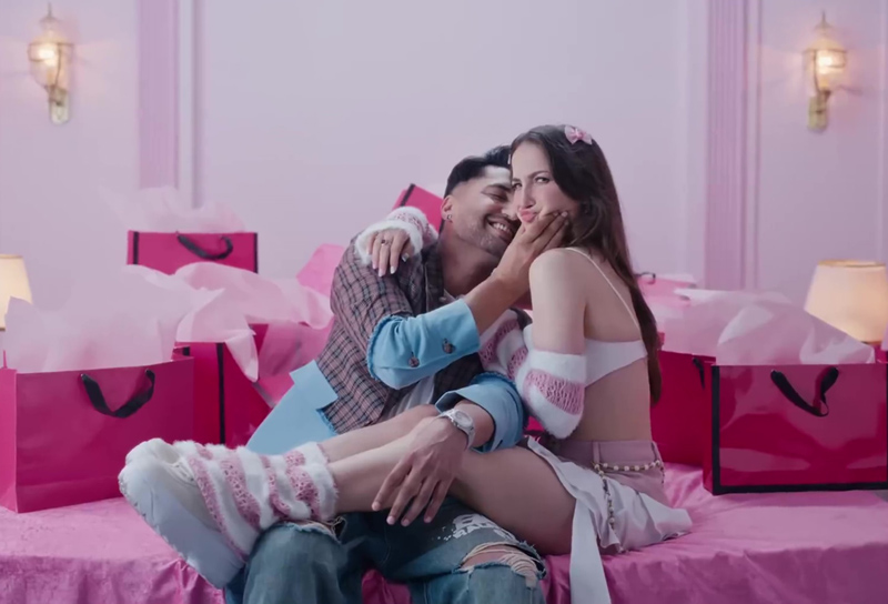 Elli AvrRam cuddling Jassie Gill on bed in Gallan Goriyan Music Video