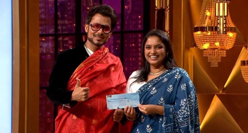 Shark Tank India Season 4 Episode 16 Anupam Mittal in Saree giving investment Cheque to Swati Singh