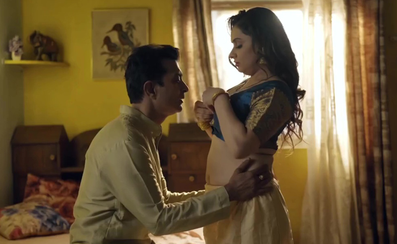 Utha Le Jaunga ULLU Web Series Sarita making out with Balveer on Bed