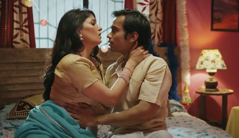 Dekho Magar Pyar Se ULLU Web Series Madhumita aka Nikita Soni having romance with her servant Bhushan in bedroom