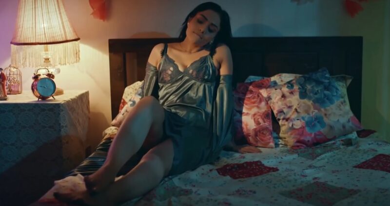 Kundi Mat Khadkao Raja ULLU Web Series Naina Chhabra self pleasure scene