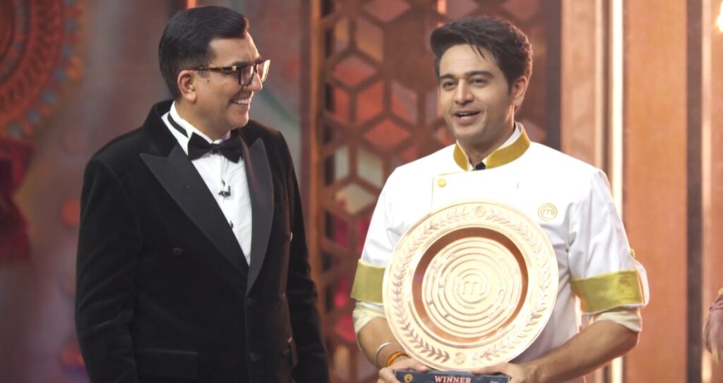 Celebrity MasterChef India Episode 55 (11 April 2025) Gaurav Khanna with Chef Sanjeev Kapoor after trophy win