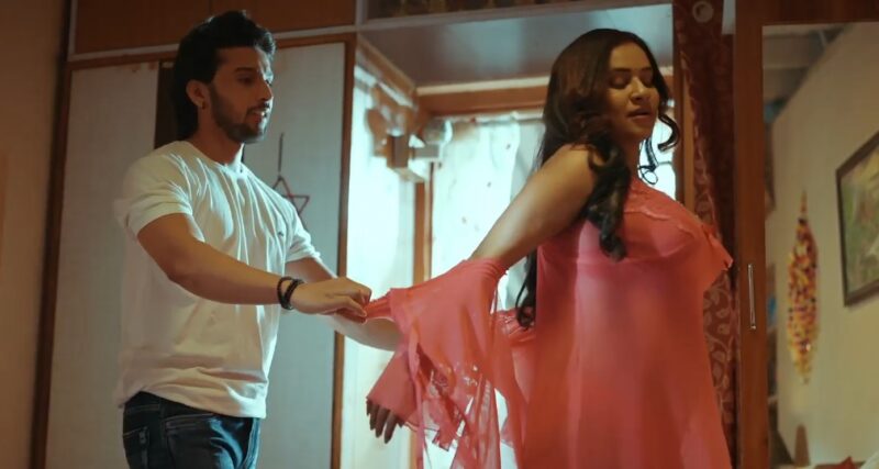 Sarkaaye Lo Khatiya ULLU Web Series Gaurav and Muskaan Agarwal hot bedroom scene