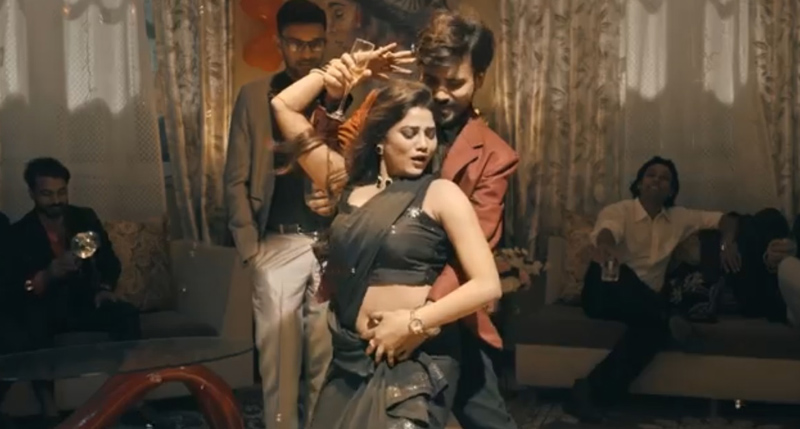 Tere Mere Beech Mein ULLU Web Series Ruks Khandagale dancing at the party