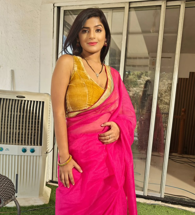 ULLU House Arrest Female Participant Ayushi Bhowmick Hot Pic