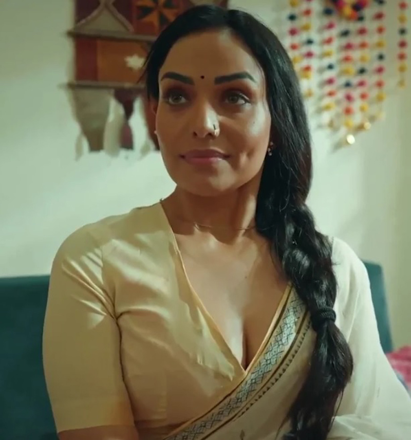 ULLU House Arrest Female Participant Naina Chhabra Hot Pic