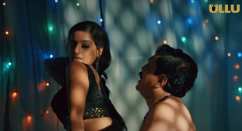 Ayushi Bhowmick making out with Suresh in the bedroom Daal Chawal Ullu Web Series 