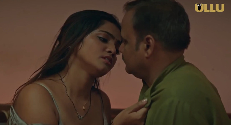 Shatir ULLU Web Series Bharti Jha kissing scene with neighbour Sushil uncle