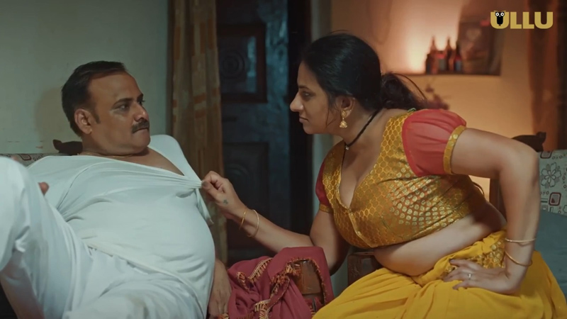 Shatir ULLU Web Series Jonita D'cruz maid with Sushil having romance