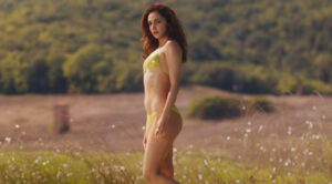 Read more about the article Kiara Advani in War 2 Teaser: Check Out Her Hot Bikini Pics by the Beachside!