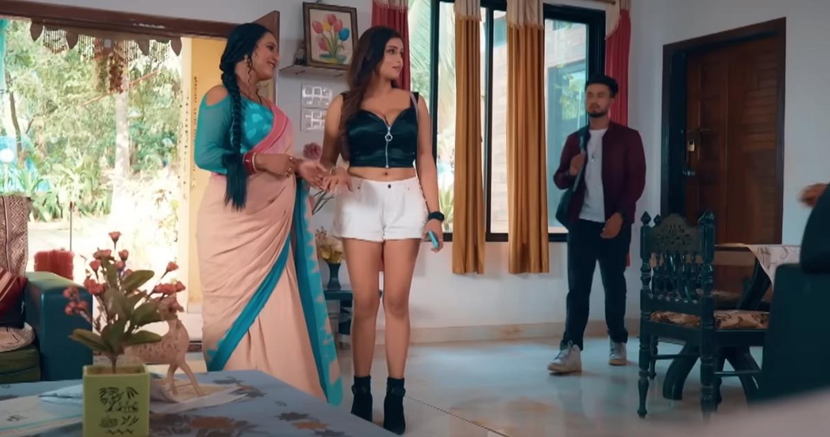 Meri Mummy Ki Dost (ULLU Web Series) Jayshree Gaikwade and Priyanka Chaurasia looking very sexy together