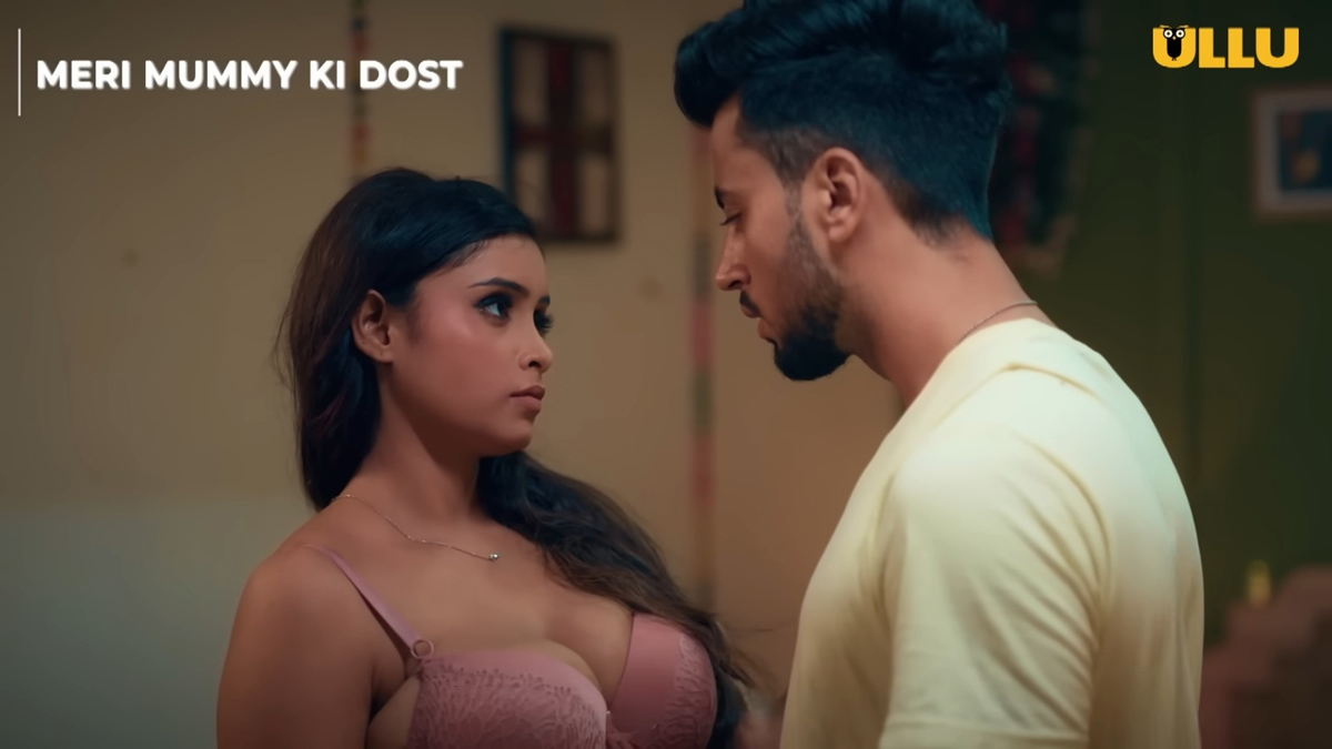 Meri Mummy Ki Dost (ULLU Web Series) in Bra doing romance