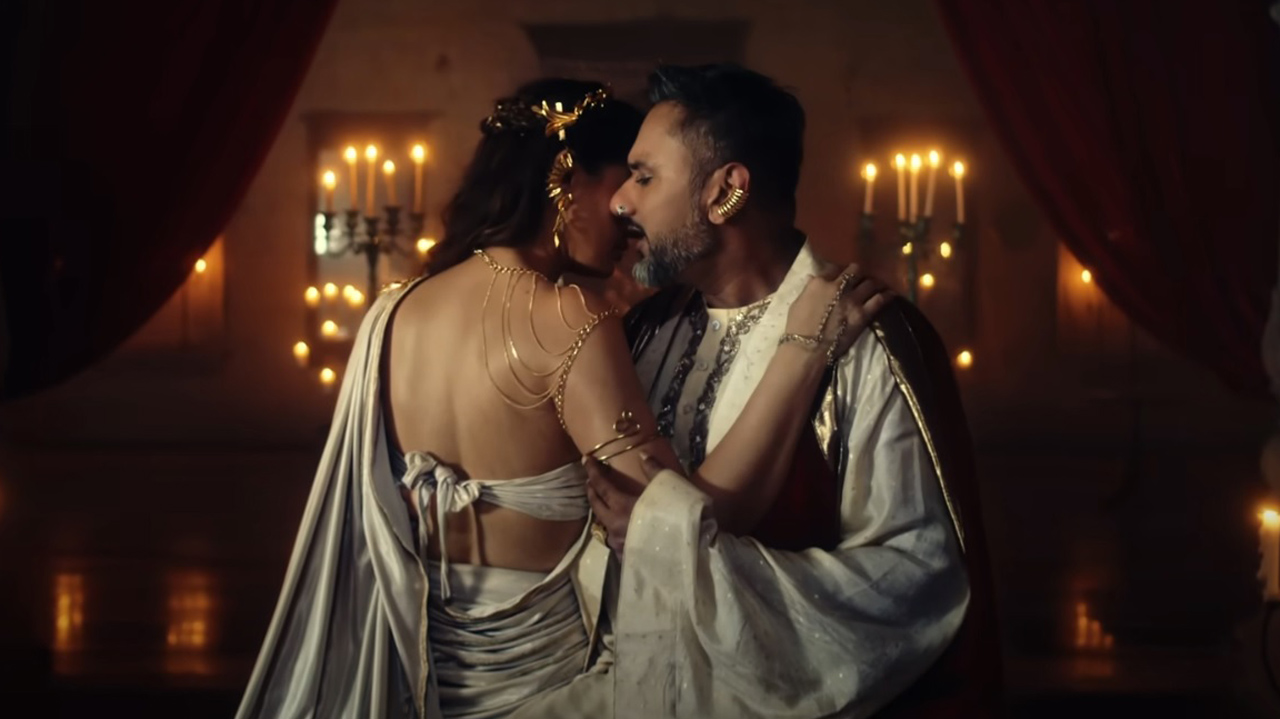 Nargis Fakhri showing her smooth back while romancing Yo Yo Honey Singh in Teri Yaadein