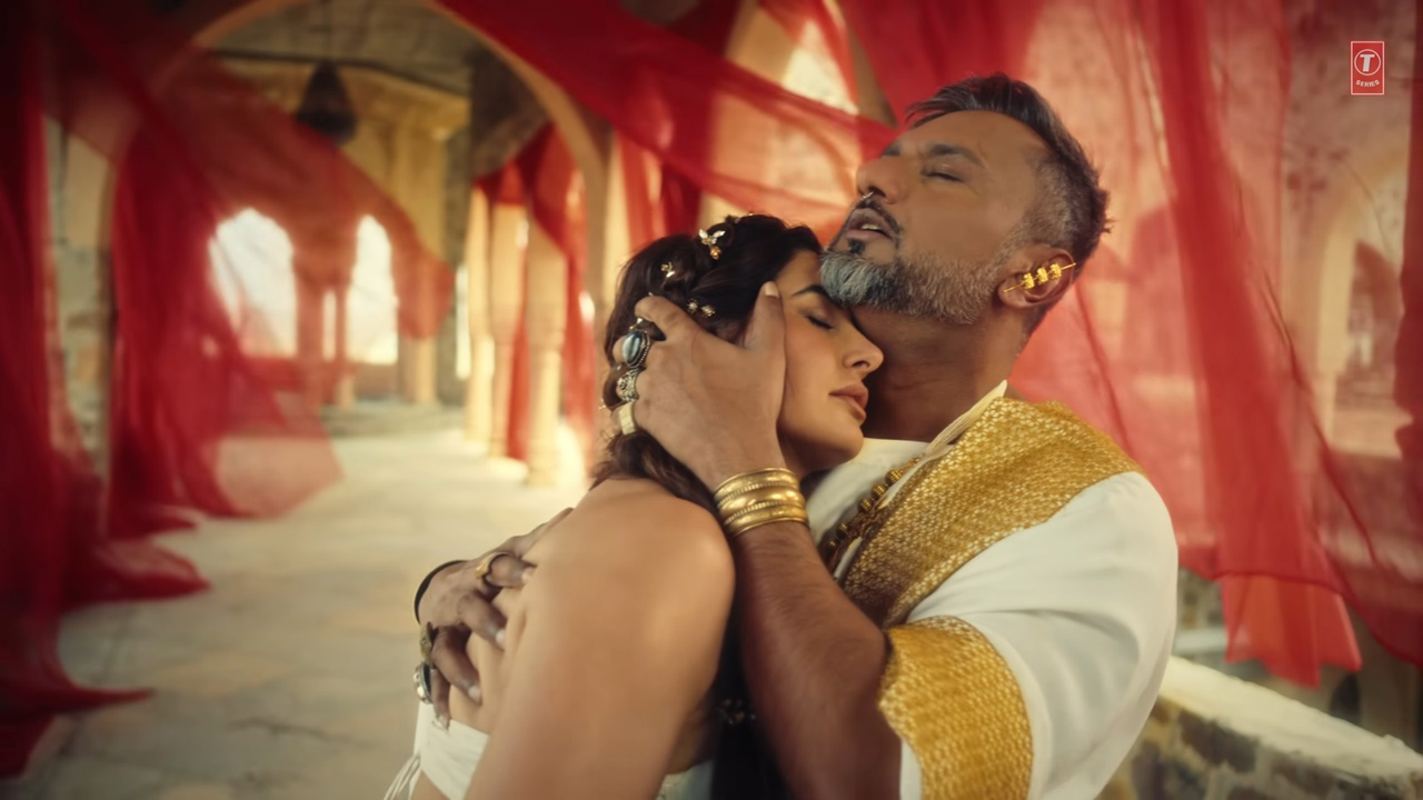Yo Yo Honey Singh giving a tight hug to Nargis Fakhri in Teri Yaadein 