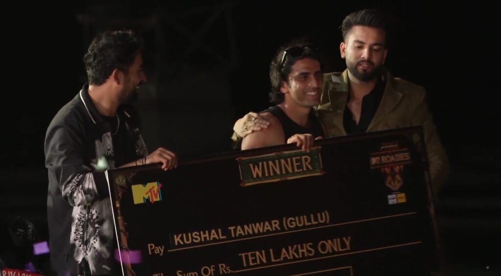 MTV Roadies Double Cross Episode 42 (1 June 2025) Gullu celebrating his win with Gang leader Elvish Yadav