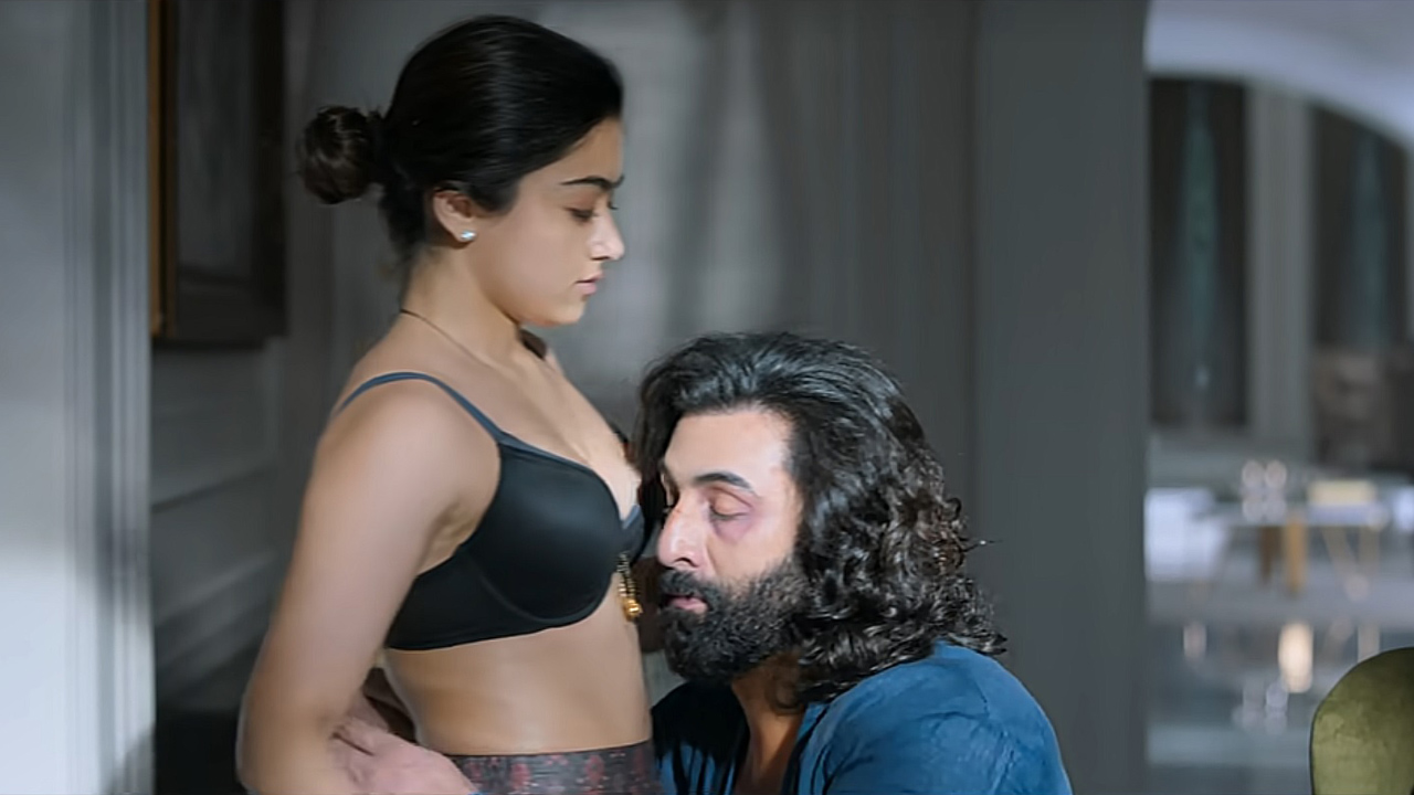 Ranbir Kapoor kissing Rashmika Mandanna's round navel in Animal movie