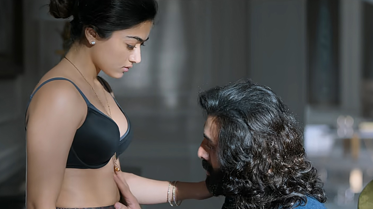 Ranbir Kapoor enjoying touching Rashmika Mandanna's round navel in Animal movie