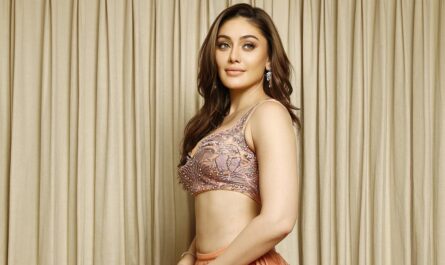 Beautiful Shefali Jariwala looking sexy in a blouse