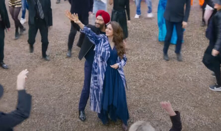 Ajay Devgn and Mrunal Thakur's having romance during dance in Son of Sardaar 2