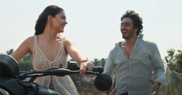 Ahaan Panday running behind the bike of Aneet Padda in Saiyaara (2025) film