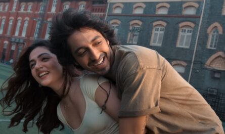 Lead actors of Saiyaara getting romantic