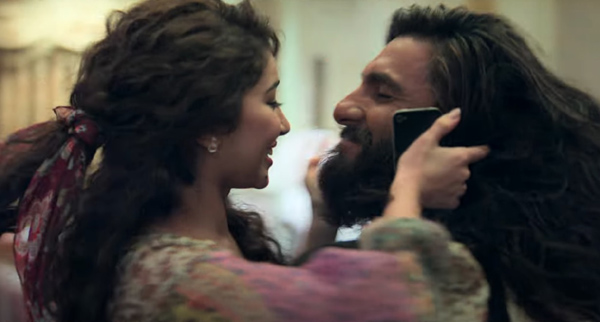 Ranveer Singh making love with Sara Arjun in Dhurandhar (2025) film