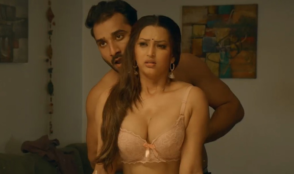 Neeraj taking off Puja Rao clothes in Tu Dekh Meri Photo (ULLU Web Series)