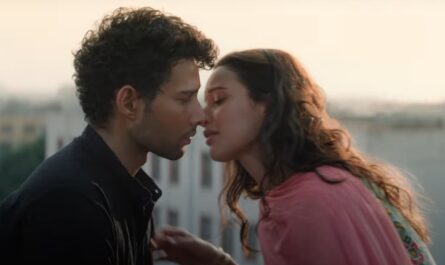 Tripti Dimri kissing Siddhant Chaturvedi in Dhadak 2