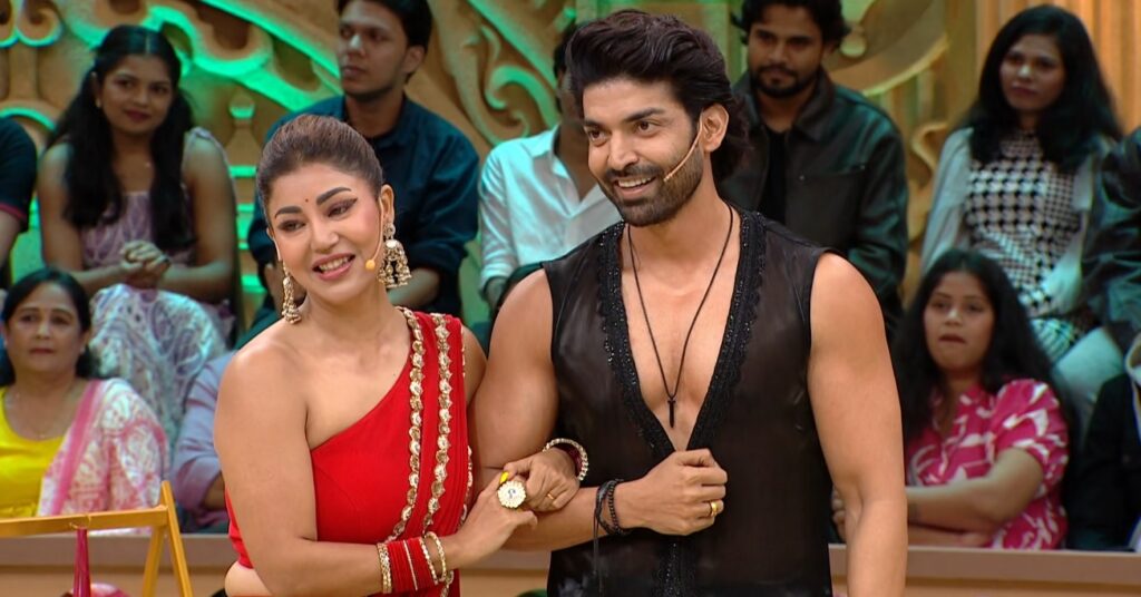 Pati Patni Aur Panga Season 1 Episode 3 Gurmeet Choudhary and Debina Bonnerjee giving cute smile