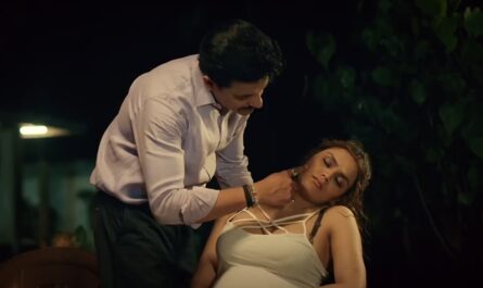 Daddy Cool (Ullu Web Series) Riya's father enjoying with Swati near swimming pool