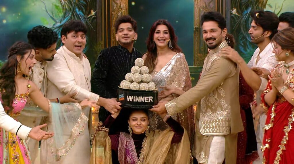 Rubina Dilaik and Abhinav Shukla celebrating their trophy win on Pati Patni Aur Panga Season 1 Episode 32