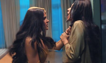 Naagin Season 7 Episode 10 Ahana stabbing Swarna with a knife