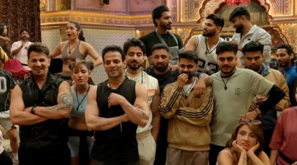 Indian Reality Show The 50 (Season 1) Episode 4 Prince and Karan Patel along with other contestants clapping on Maxtern speech