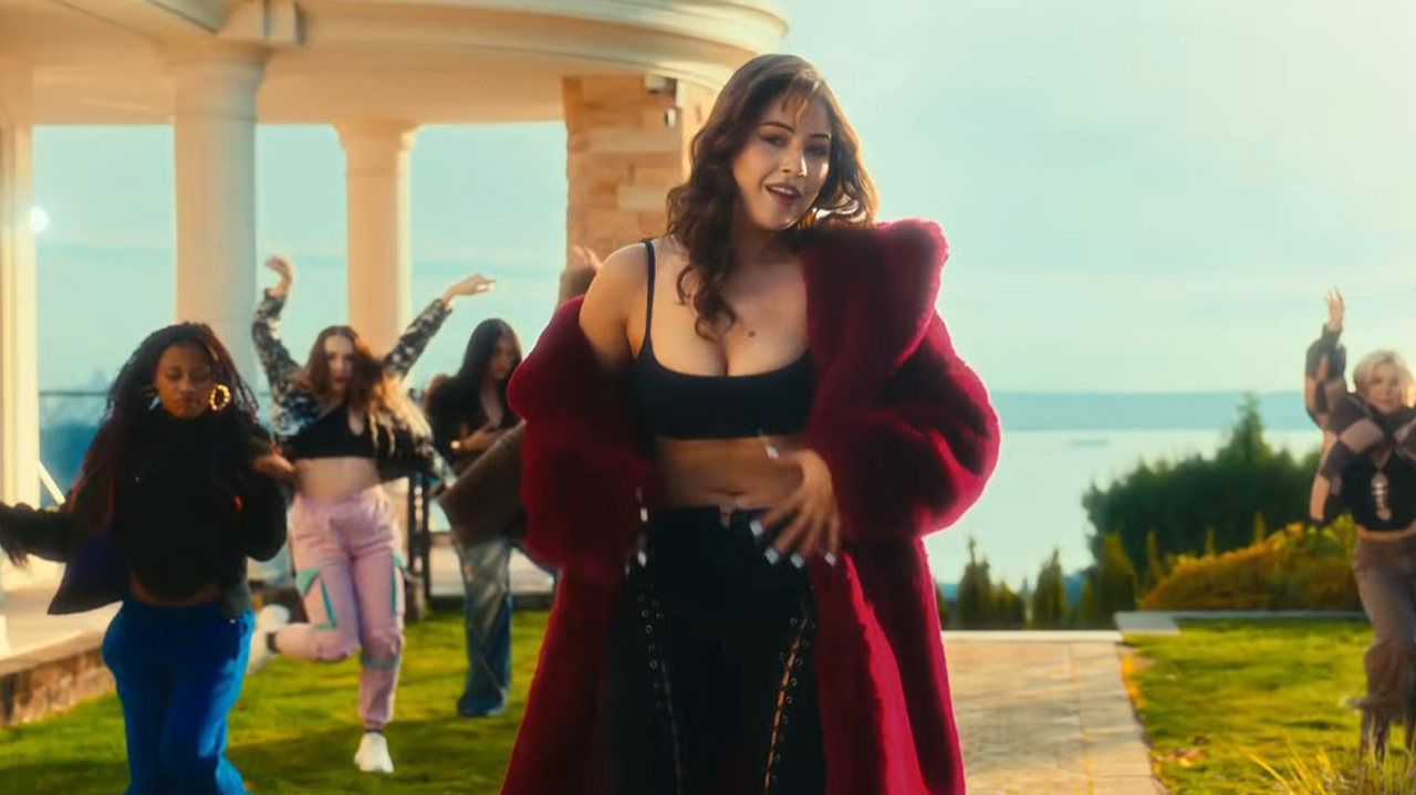 Shehnaaz Gill in tight bra in Banje Daaru music video