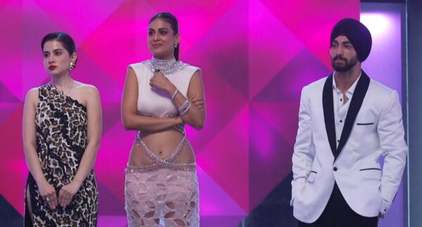 MTV Splitsvilla 16 Episode 26 Chakshdeep standing alongside Nia and Uorfi