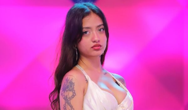 Ruru Thakur showing off her body in short clothes 